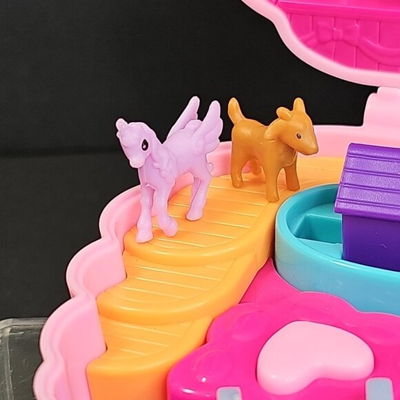Polly Pocket Compact Groom n Glam Poodle Playset With Some Figures - Picture 3 of 16